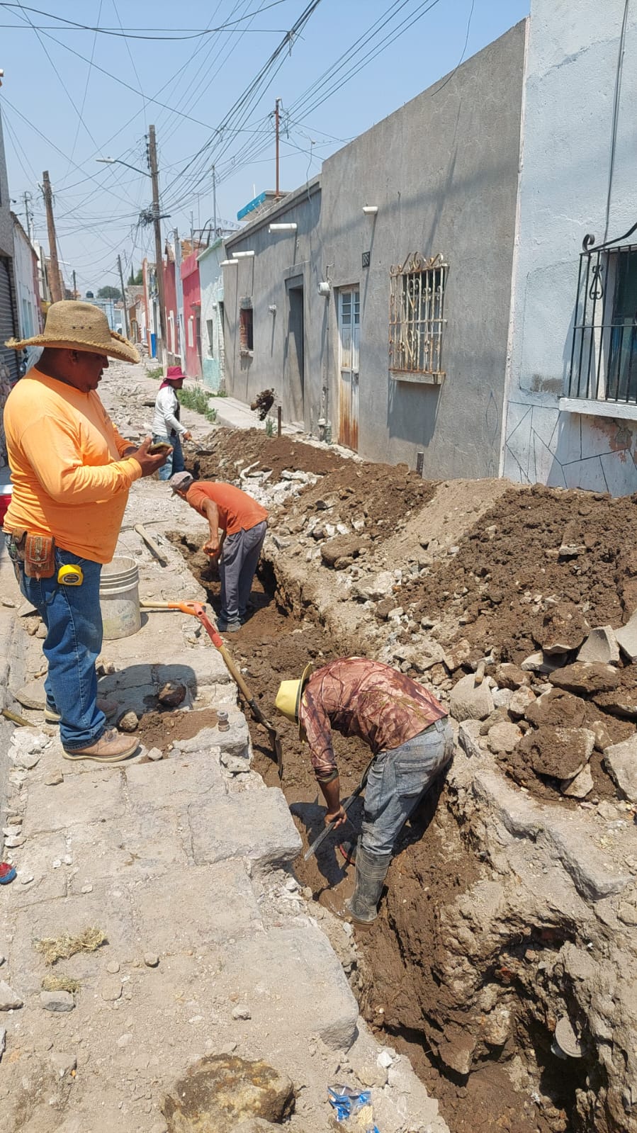 Interapas informa que hay cierre de circulación en la calle Montante en barrio de San Sebastián, por trabajos de reparación de drenaje colapsado.