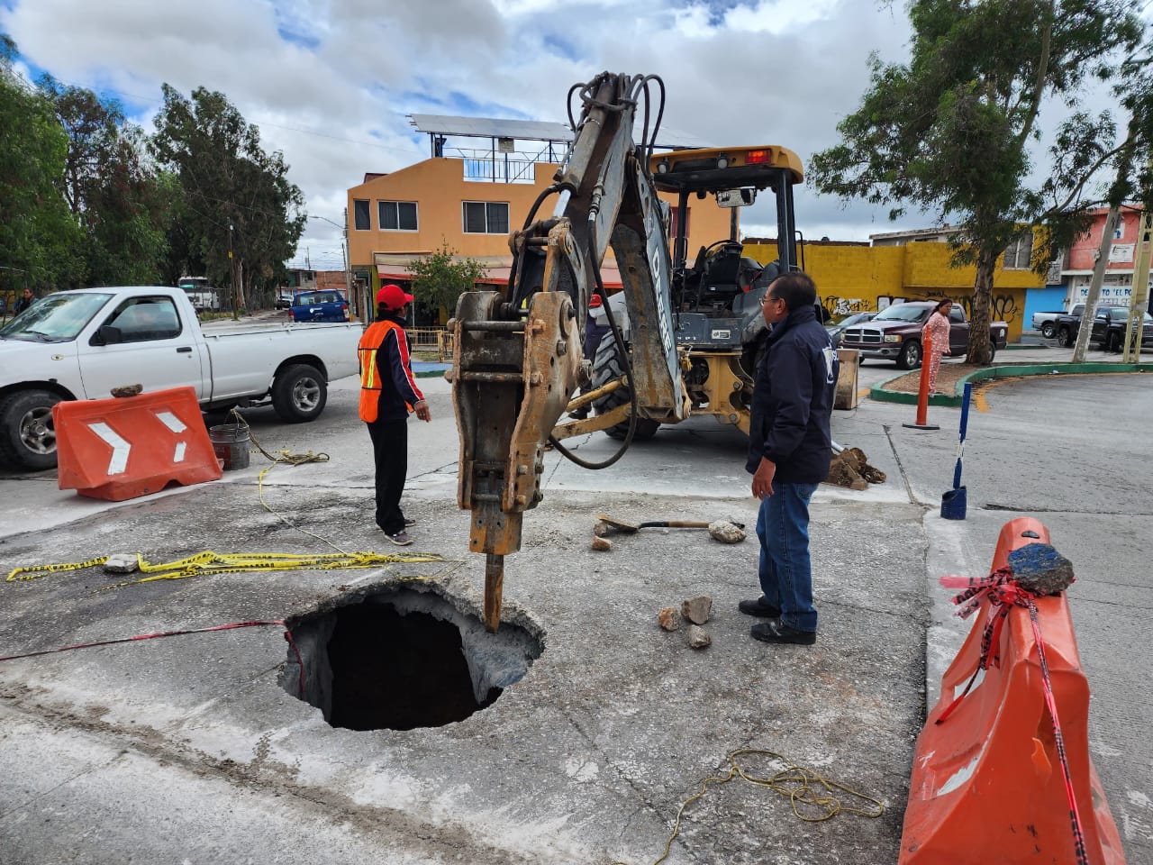 Atiende Interapas colapso en la avenida Seminario ocasionado por las cargas de aguas residuales del colector sanitario “Los Silos”