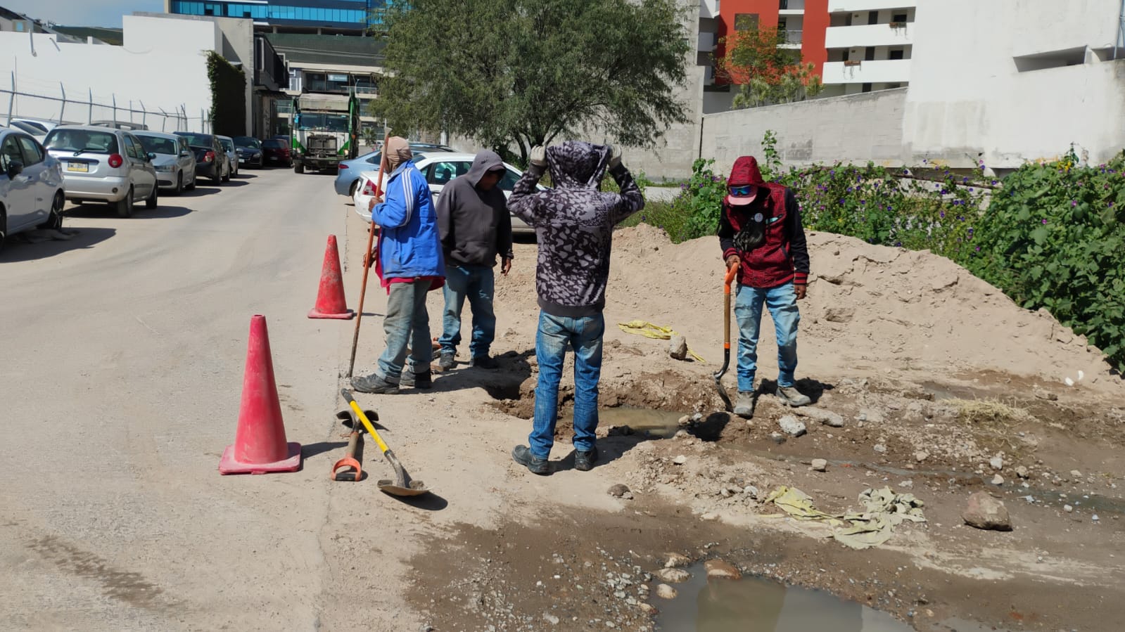 Kilos de basura en calles de la Garita de Jalisco, provocaron salida de aguas negras; Interapas reparó la fuga.