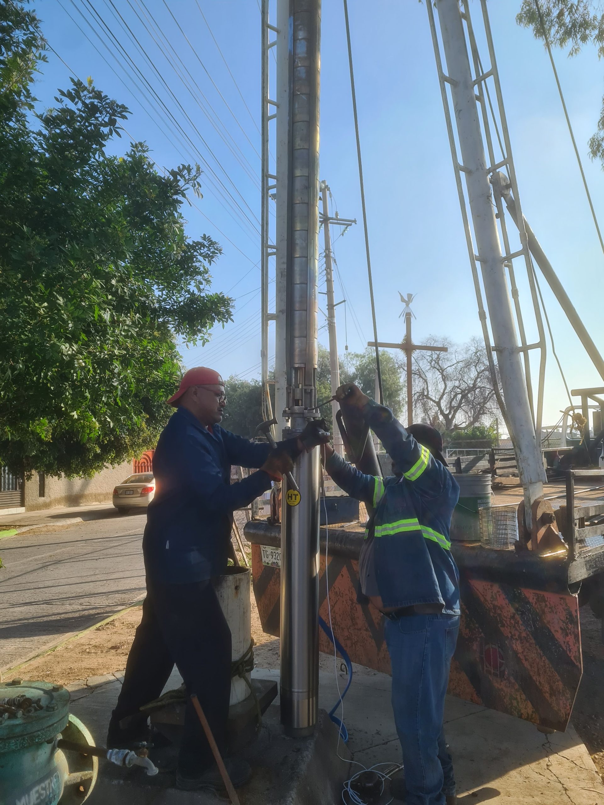 Interapas cambia equipo de bombeo de pozo “Central de Maquinaria” en Soledad de Graciano Sánchez y reanuda su funcionamiento.