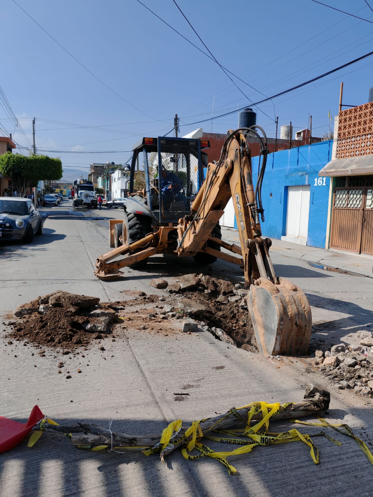 Interapas comienza reparación de drenaje en la colonia Constituyentes. Se colocarán 53 metros de tubería nueva.