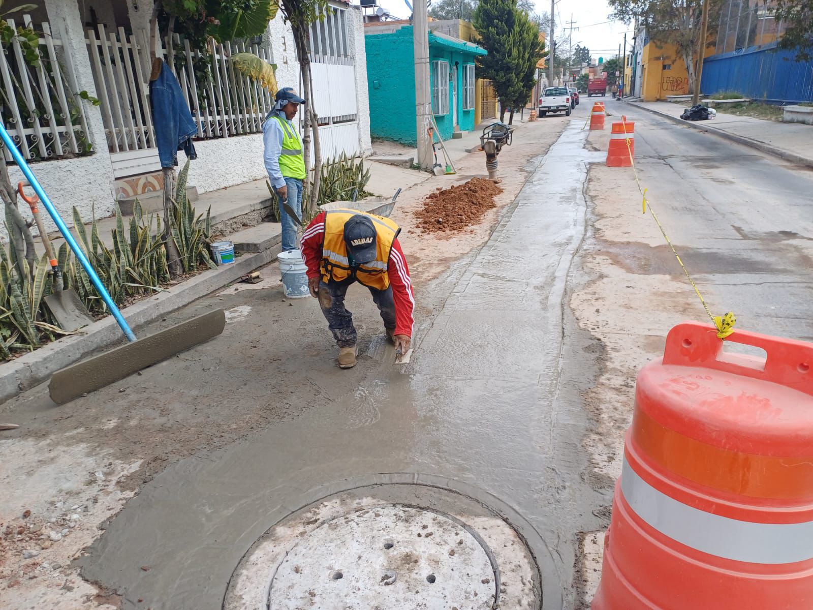 Interapas sustituye red de drenaje en la calle Plan de Ayutla, en el Saucito.