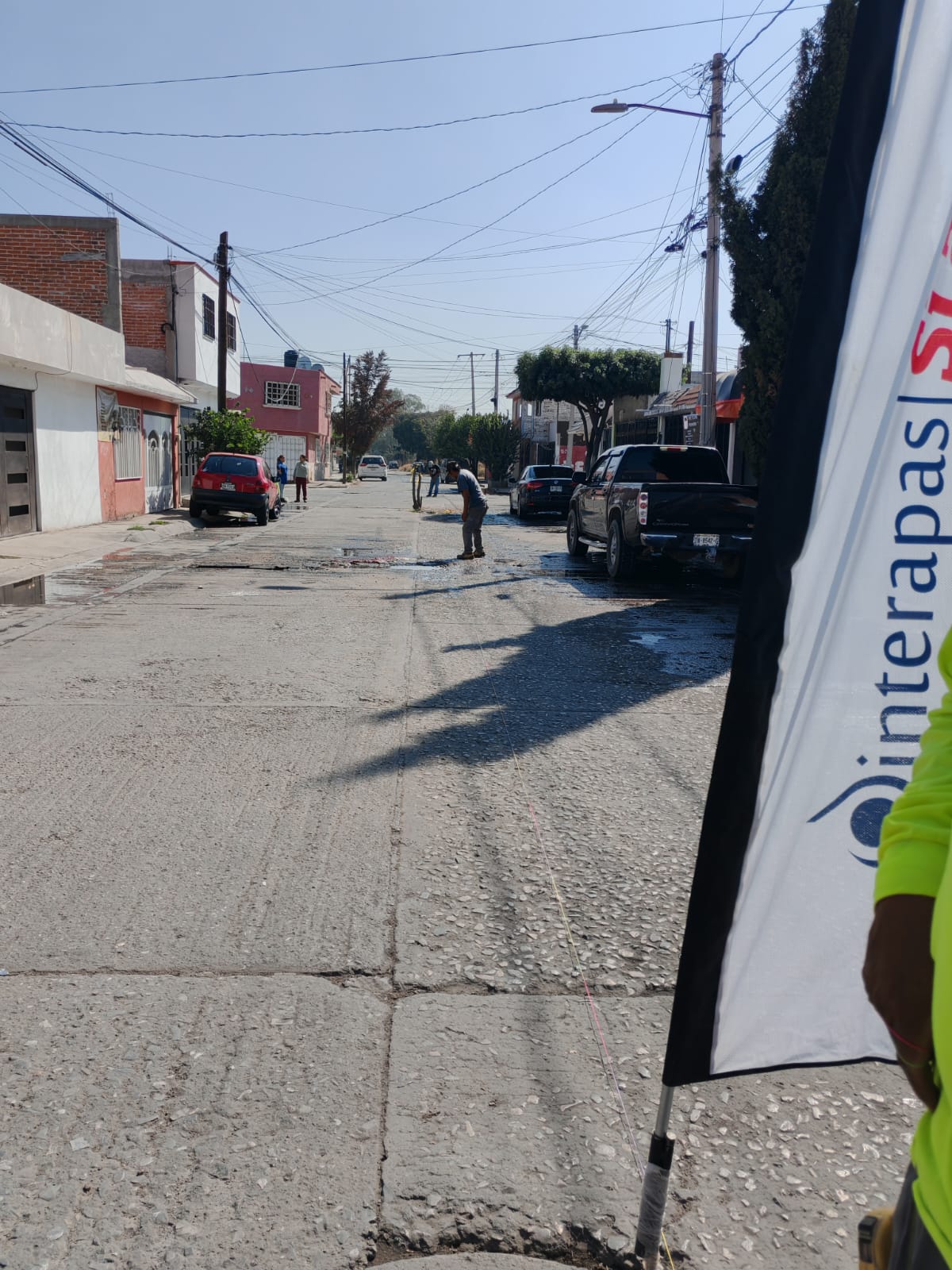 Por trabajos en la red sanitaria, Interapas mantiene cierres viales en las colonias Jaime Torres Bodet y Trojes del Sur.