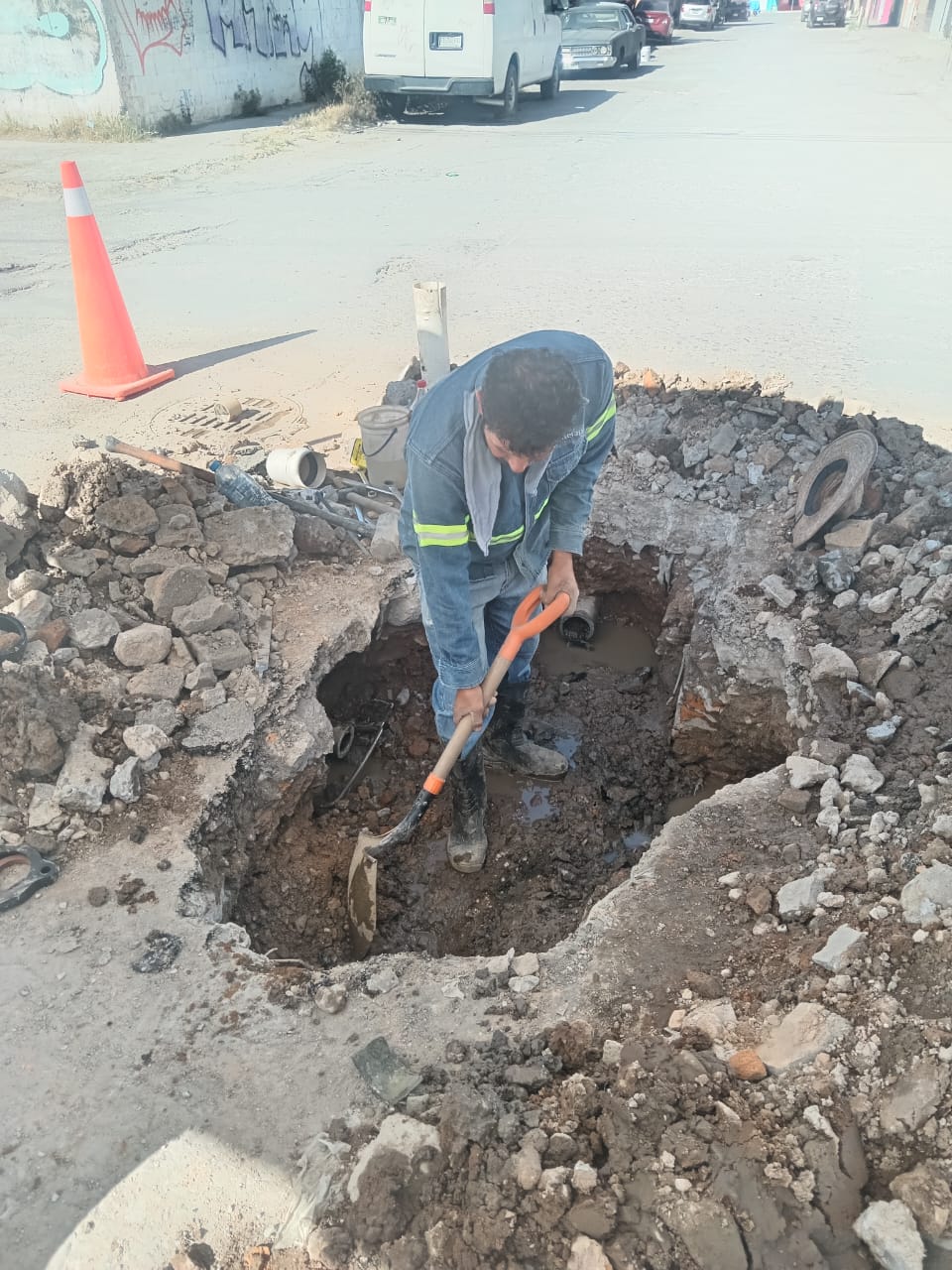 Interapas da mantenimiento a red de agua en la colonia Prados de San Vicente, para mejorar suministro en la zona.