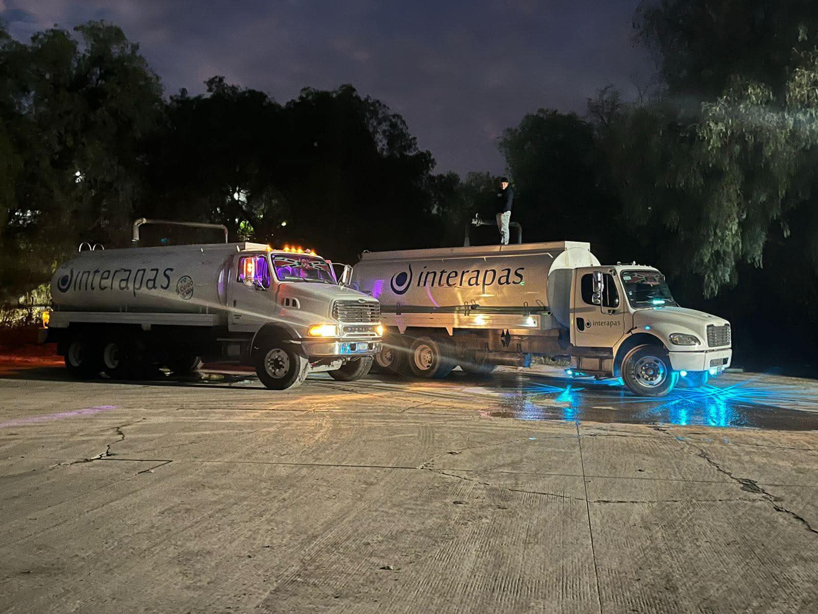 Interapas realiza operativo nocturno de abasto de agua en San Ángel