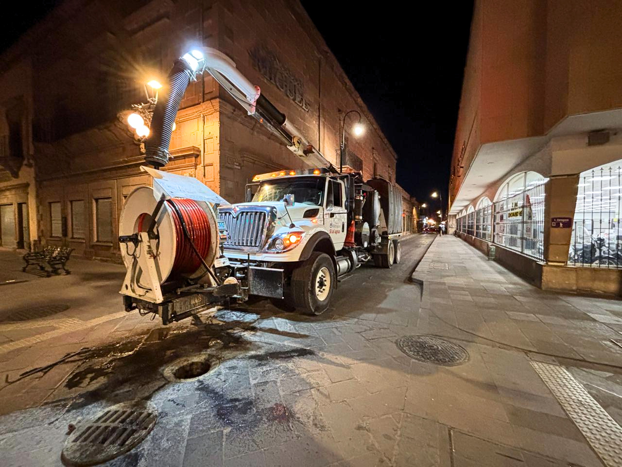 Interapas da continuidad a limpieza de drenajes en el Centro Histórico