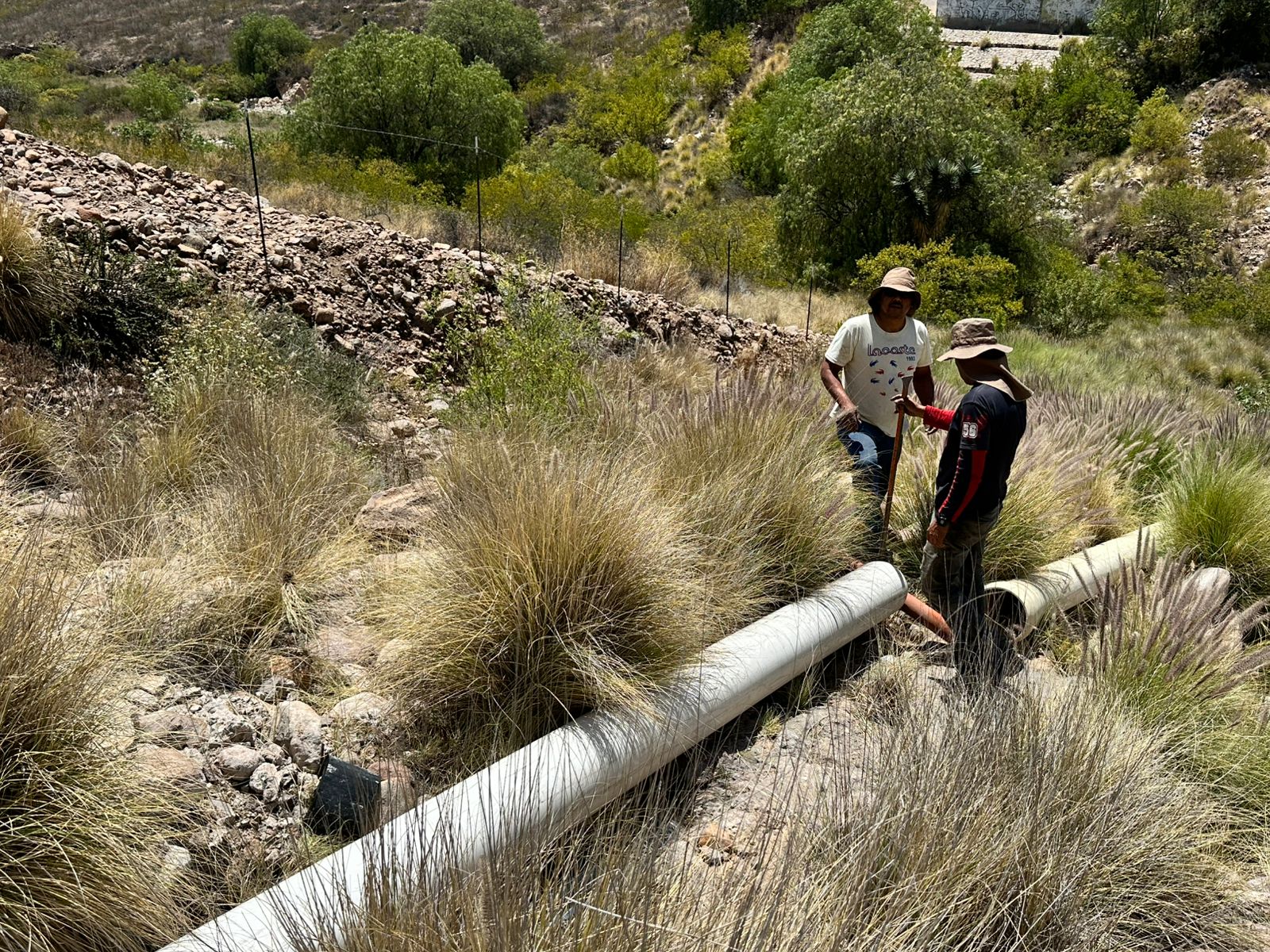 Interapas realiza trabajos emergentes por mega fuga de agua en Villamagna