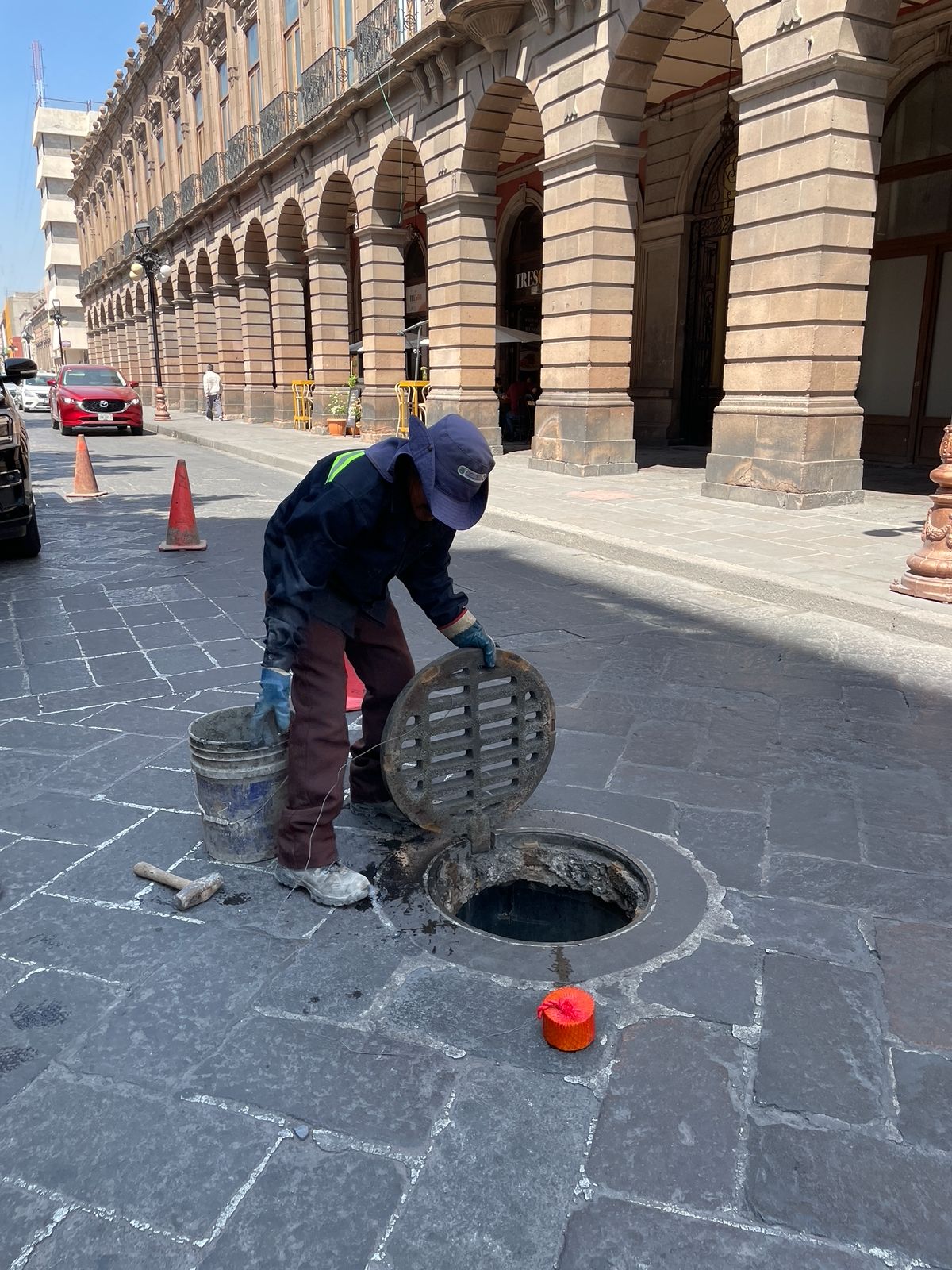 Interapas instala dispositivos en drenaje para eliminar malos olores en el Centro Histórico