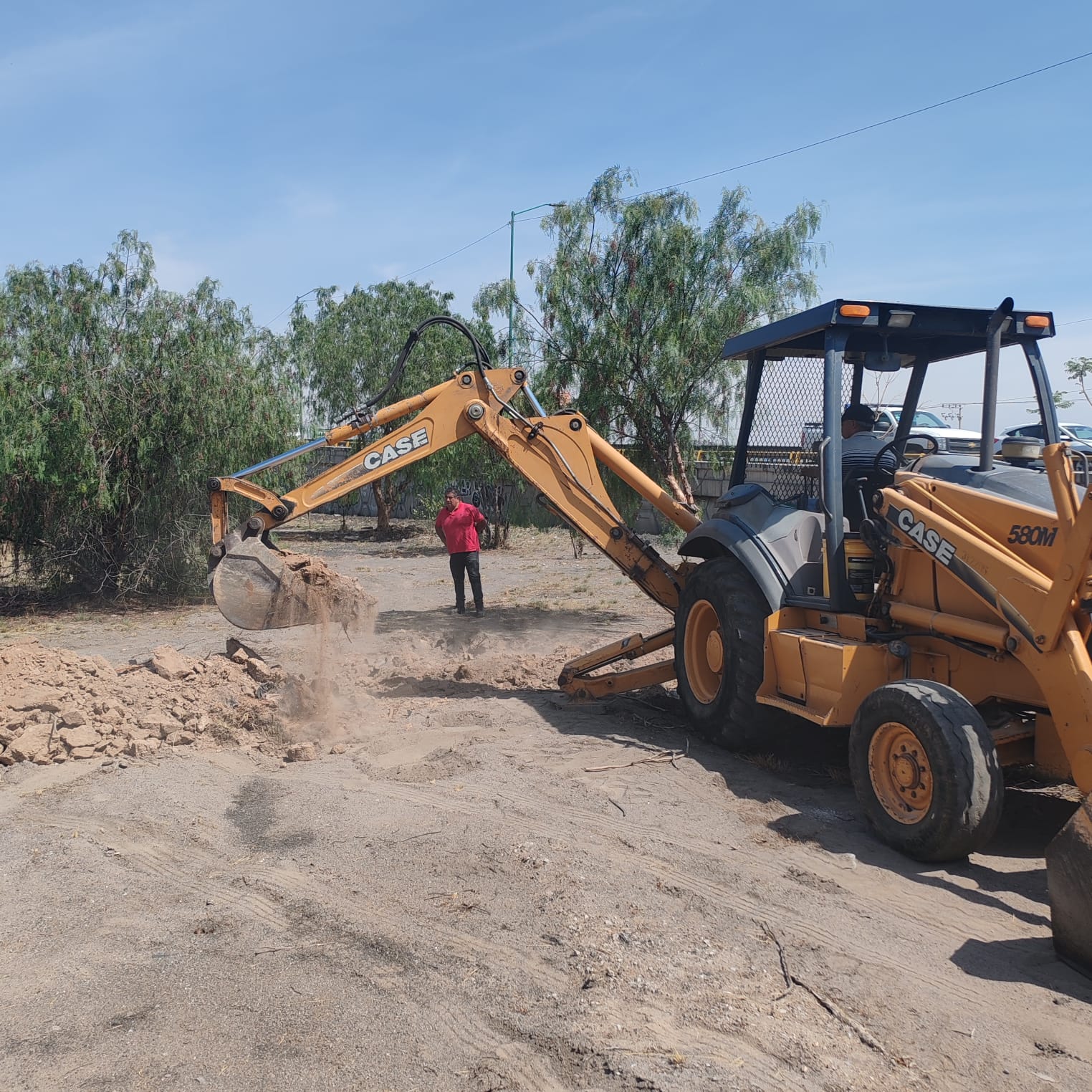Interapas trabaja en bulevar San Luis para facilitar el desazolve de la red