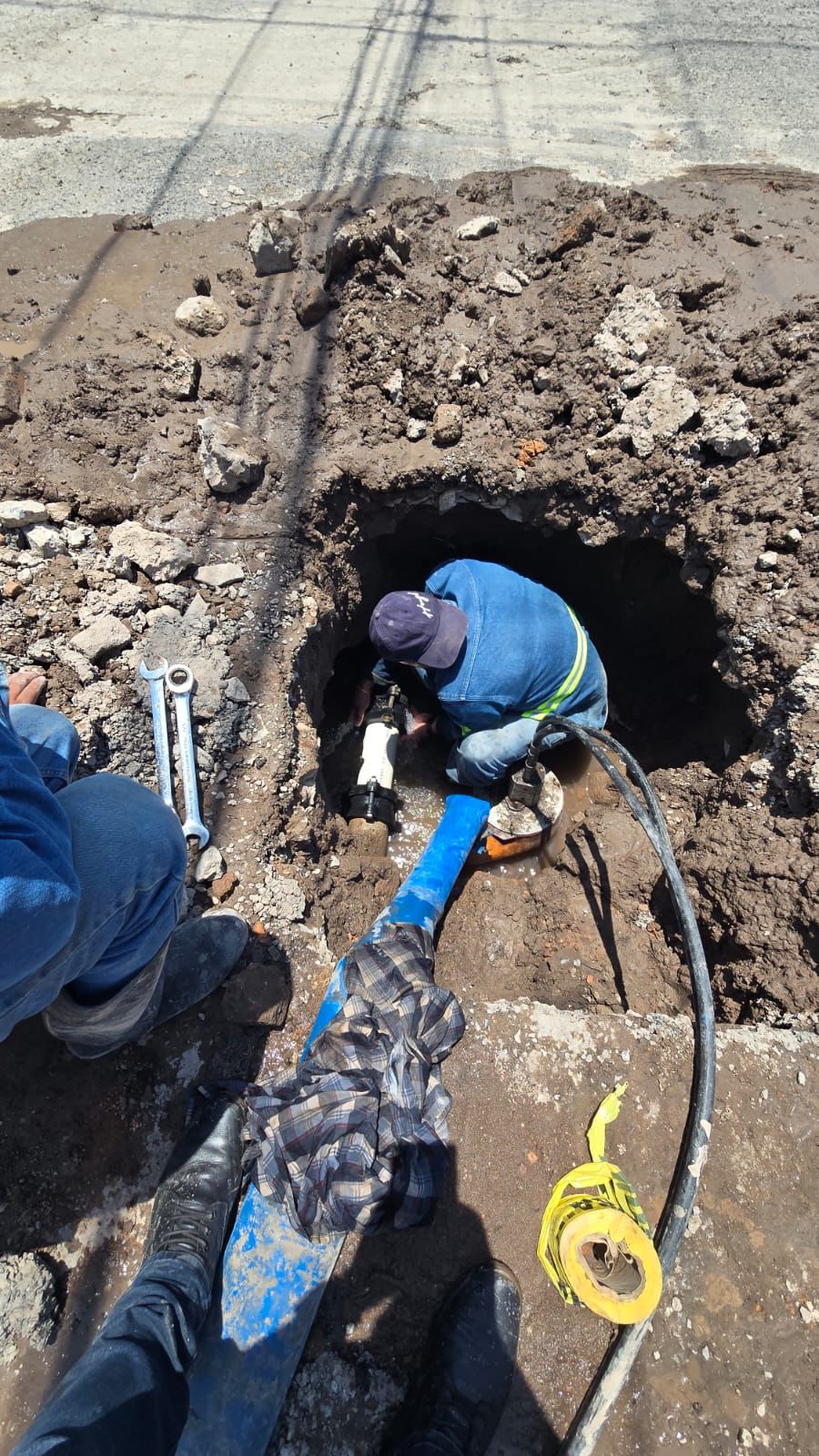 Con reparación de fuga, INTERAPAS mejora el servicio en San Leonel