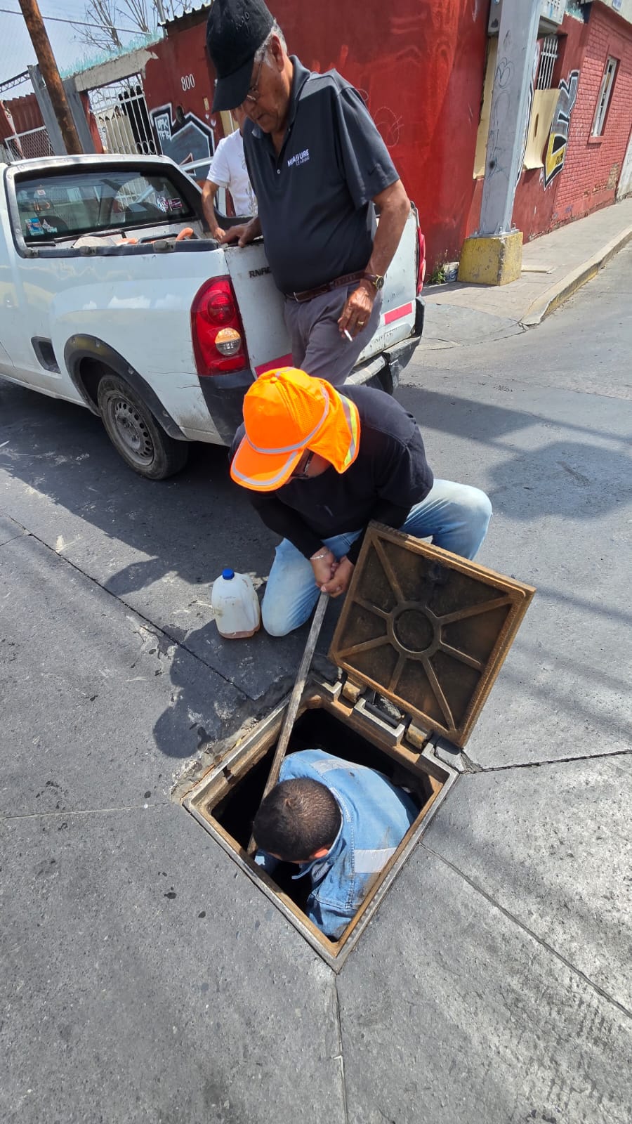 Interapas repara brote de agua sobre Pedro Moreno