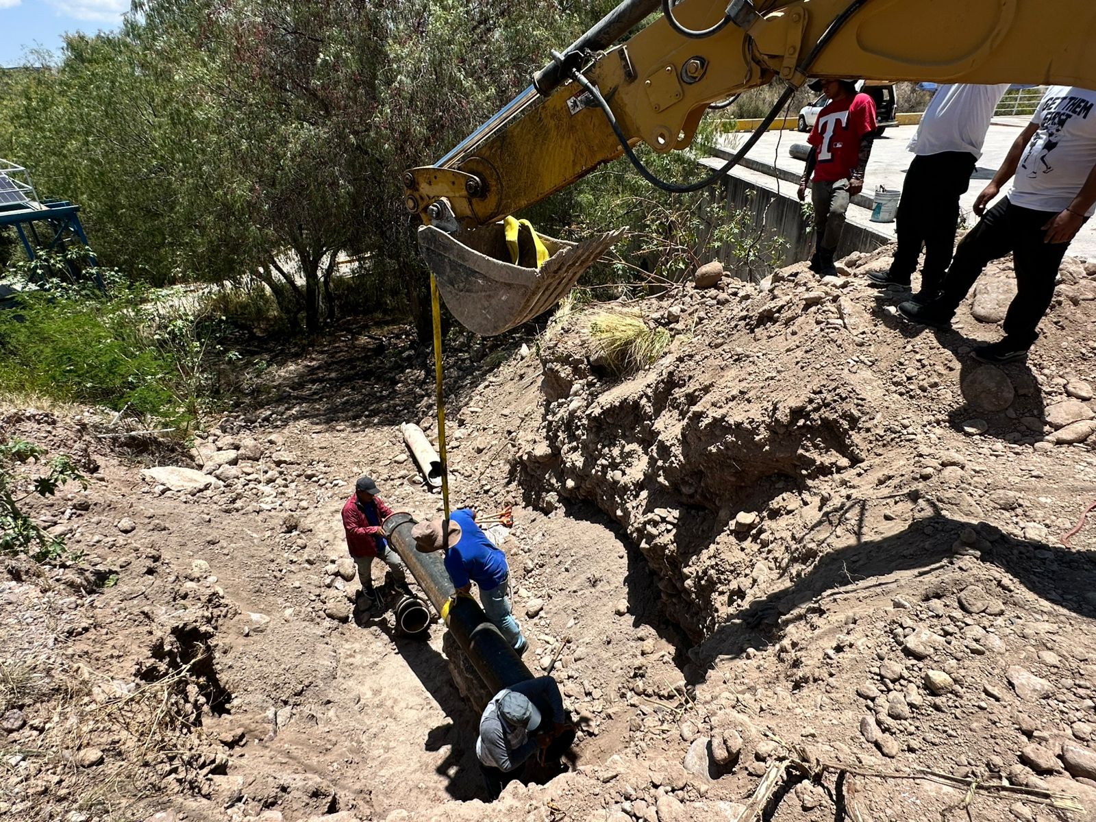 INTERAPAS repara fuga en zona de difícil acceso rumbo a la Presa San José