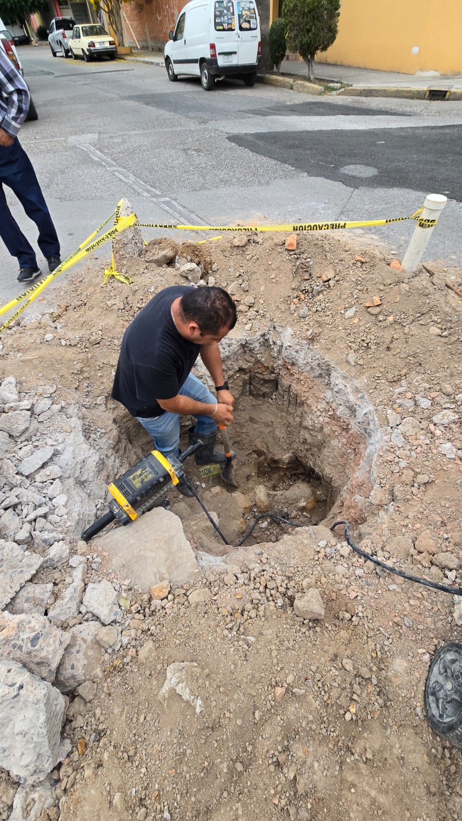 INTERAPAS restablece suministro de agua en la calle Fernando Torres tras purga de red