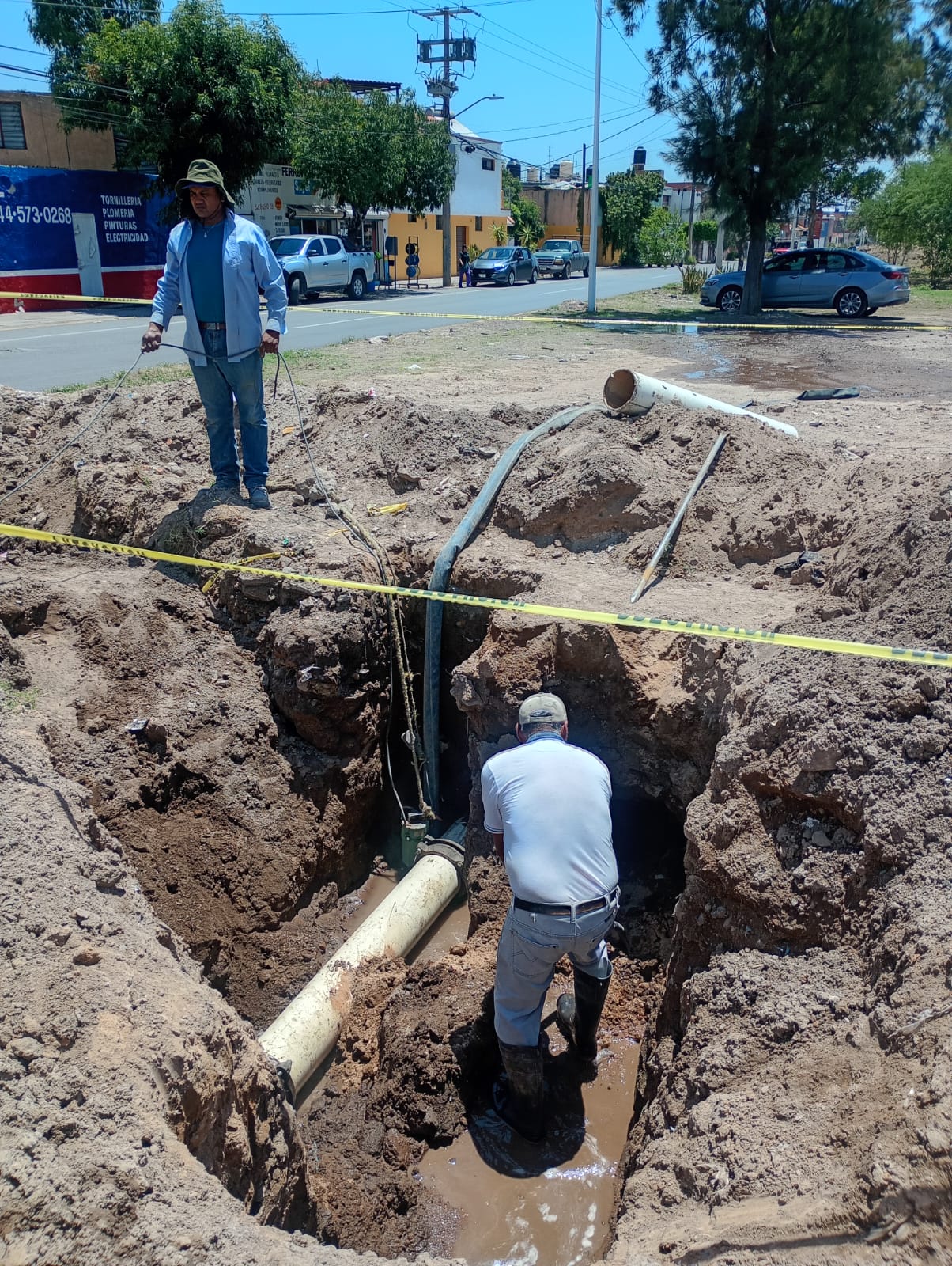 Interapas interviene líneas de agua en la colonia Jacarandas